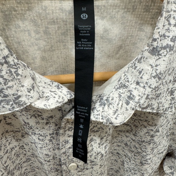Men’s Lululemon White and Gray Casual Button Down Shirt - Picture 2 of 3